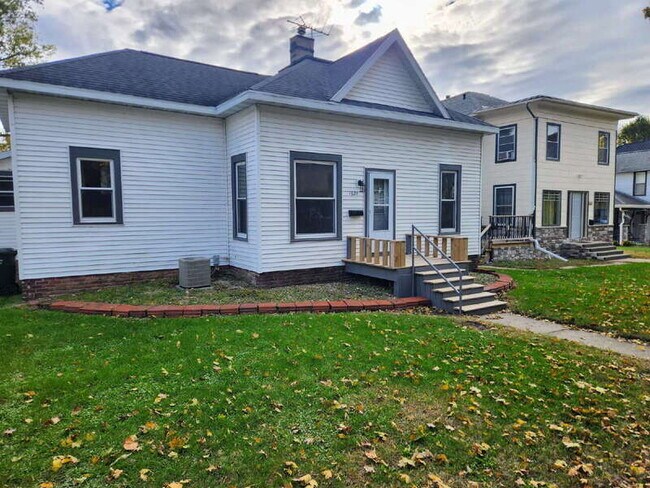 1621 Willis Ave in Perry, IA - Building Photo - Building Photo