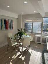 240 E 55th St, Unit 8C in New York, NY - Foto de edificio - Building Photo