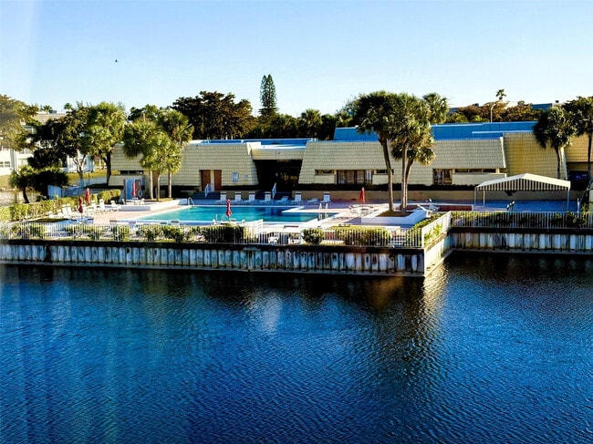 8130 Sunrise Lakes Blvd in Sunrise, FL - Building Photo - Building Photo