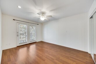 7685 Northcross Dr, Unit 1121 in Austin, TX - Building Photo - Building Photo