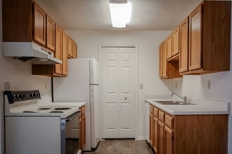 Ashton Lake Apartments in East Lansing, MI - Foto de edificio - Building Photo