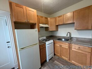 349 Pleasant St, Unit B1-24 in Malden, MA - Foto de edificio - Building Photo