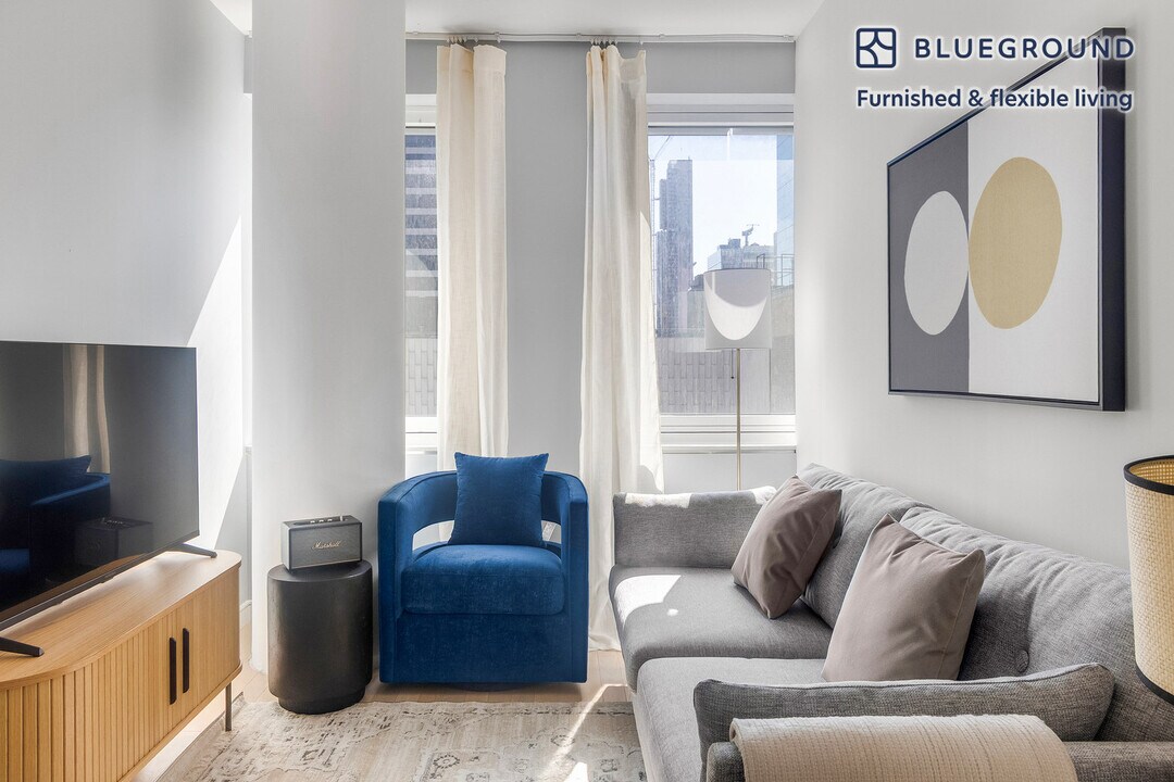 70 W 45th St in New York, NY - Building Photo