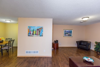 619-625 Snelling Ave N in St. Paul, MN - Building Photo - Building Photo