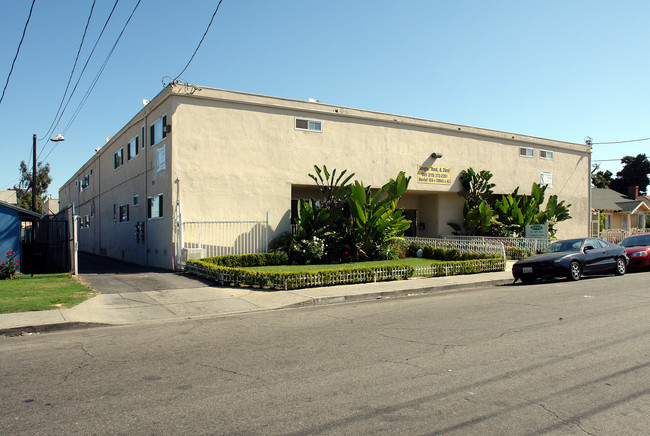 3835 W 104th St in Inglewood, CA - Foto de edificio - Building Photo