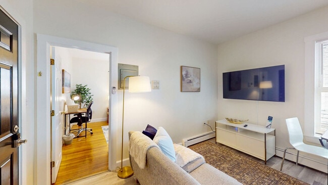 22 Hews St