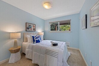 701 122nd Ave NE, Unit Unit 305 in Bellevue, WA - Foto de edificio - Building Photo