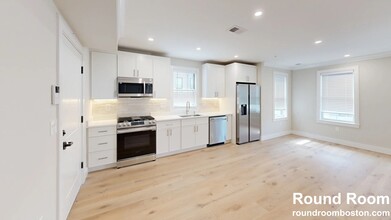 9 Mount Everett St, Unit 4 in Boston, MA - Foto de edificio - Building Photo