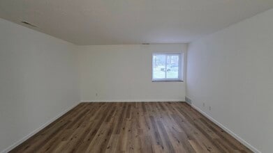 25735 Lorain Rd, Unit 18 in North Olmsted, OH - Foto de edificio - Building Photo