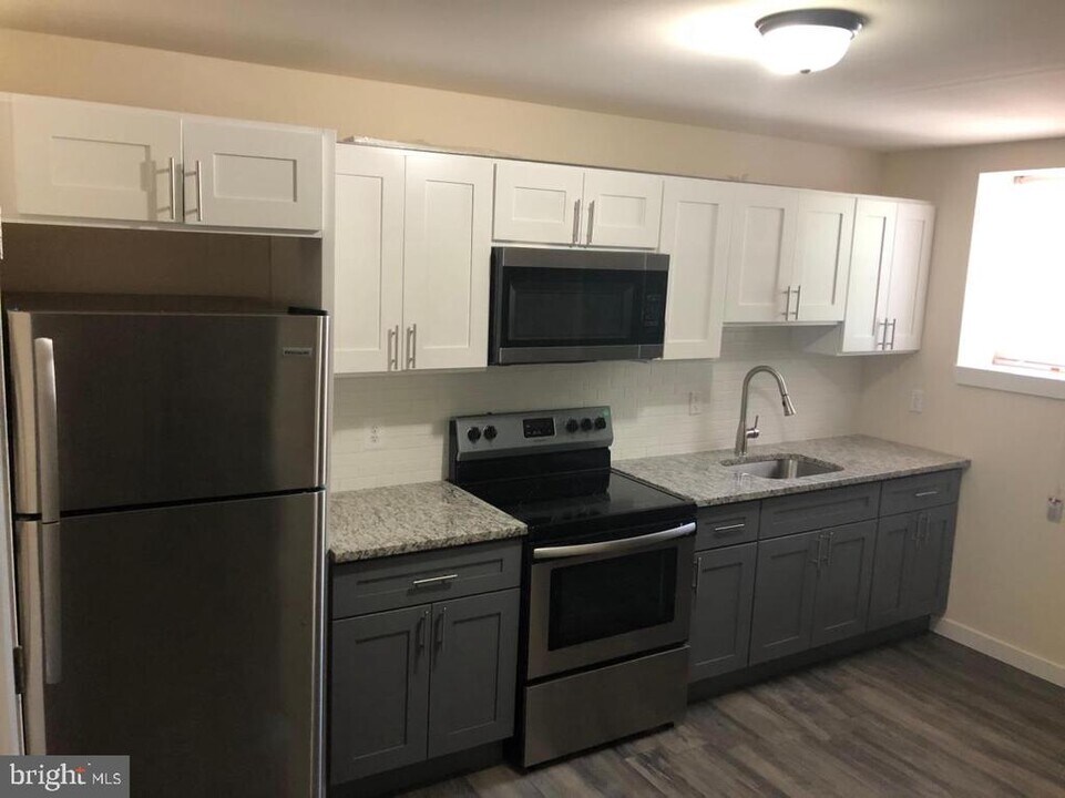 876 Wynnewood Rd, Unit 3F in Philadelphia, PA - Building Photo