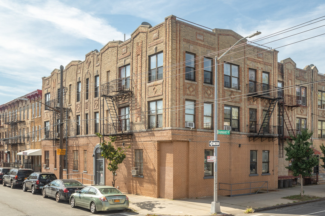 964 Dumont Ave in Brooklyn, NY - Building Photo