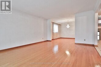 20 Manadon Dr in Toronto, ON - Building Photo - Building Photo