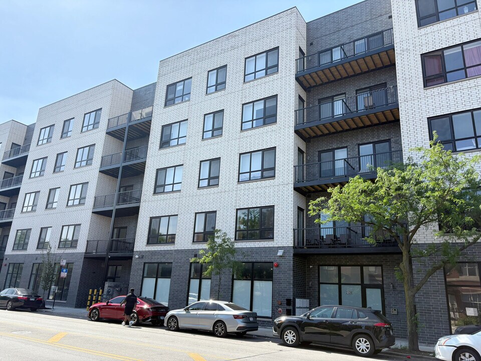 2127 W Madison St in Chicago, IL - Building Photo