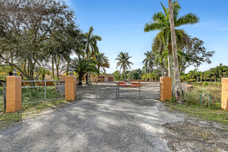 16494 Deer Path Ln in Wellington, FL - Building Photo - Building Photo