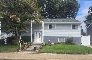 581 Meacham Ave in Franklin Square, NY - Building Photo