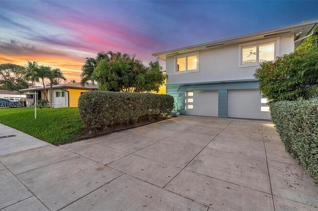 1361 NE 104th St in Miami Shores, FL - Foto de edificio - Building Photo