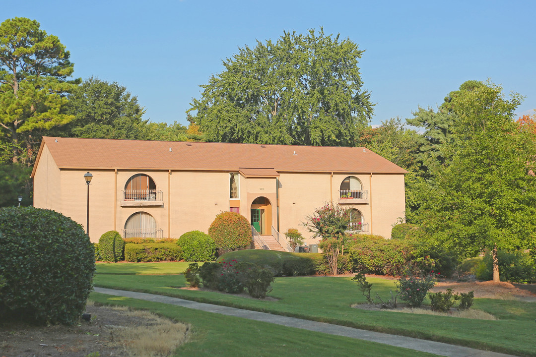 Henderson Mill Condominiums in Chamblee, GA - Building Photo