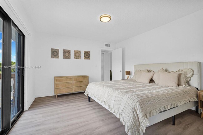 13210 Memorial Hwy in Miami, FL - Building Photo - Building Photo