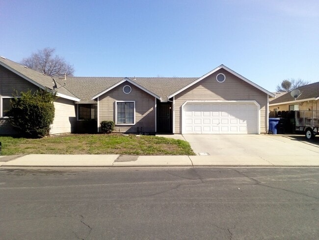 2220 Sunmist Ln in Modesto, CA - Building Photo - Building Photo