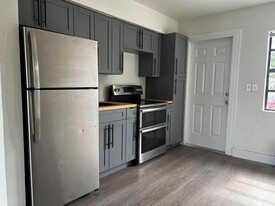 1197 W 35th St, Unit 1 in Riviera Beach, FL - Building Photo