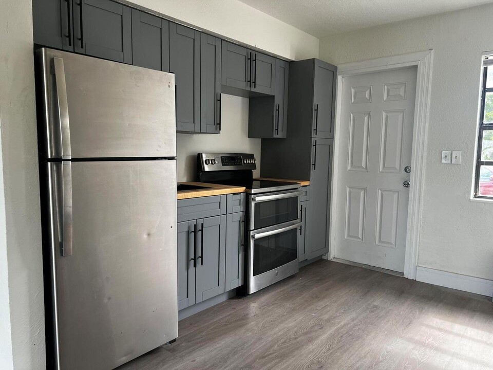 1197 W 35th St, Unit 1 in Riviera Beach, FL - Building Photo