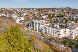 986 Heywood Ave in Victoria, BC - Building Photo - Building Photo