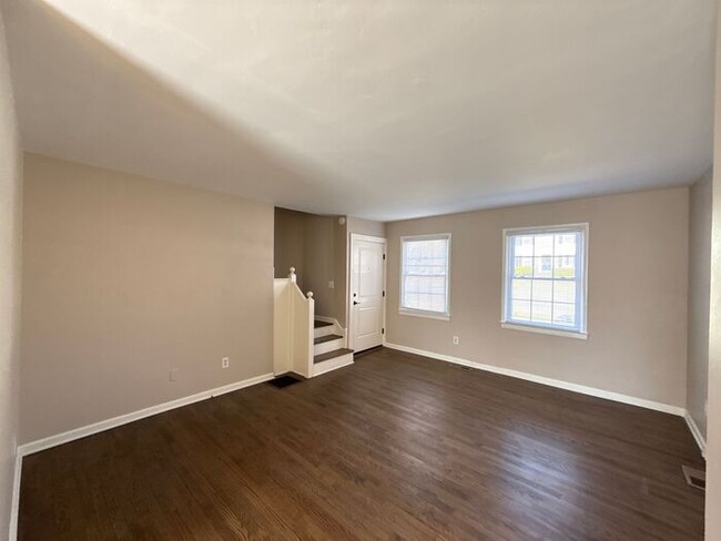 311 Wakefield Dr in Charlotte, NC - Foto de edificio - Building Photo