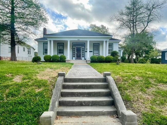 property at 828 N Jefferson St