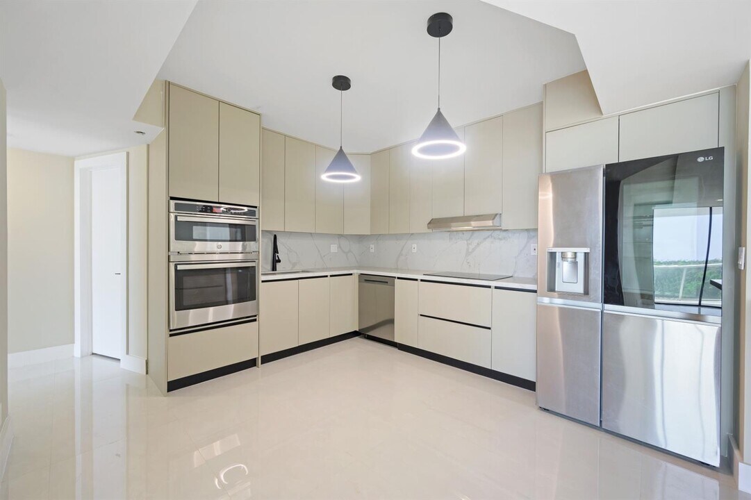 20281 E Country Club Dr, Unit 304 in Aventura, FL - Building Photo