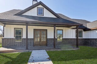 1610 Newgulf Dr in Boling, TX - Building Photo