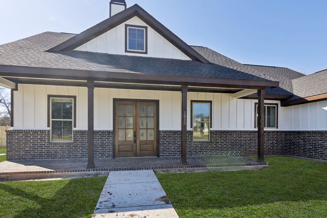 1610 Newgulf Dr in Boling, TX - Building Photo