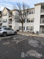 513 Waterford Dr in Edison, NJ - Building Photo