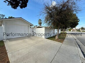 6001 Hesketh Dr in Bakersfield, CA - Building Photo - Building Photo