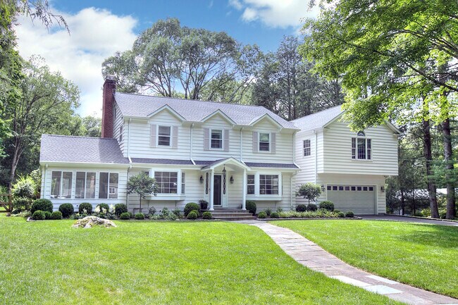 55 Blueberry Hill Rd in Weston, CT - Building Photo - Building Photo