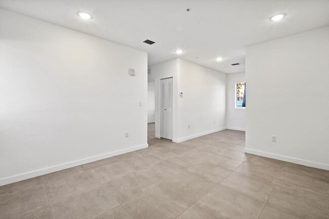 1295 W 69th St in Hialeah, FL - Building Photo - Building Photo