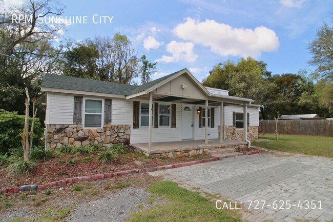 16118 Hanna Rd in Lutz, FL - Building Photo - Building Photo