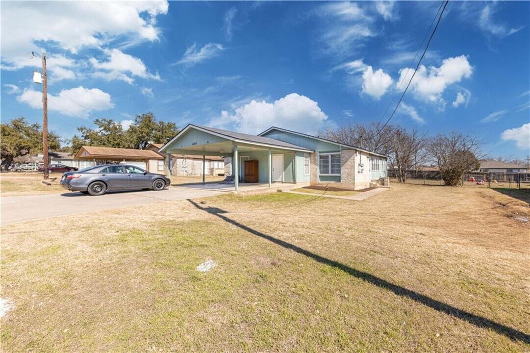 2604 S Bagdad Rd-Unit -B in Leander, TX - Building Photo