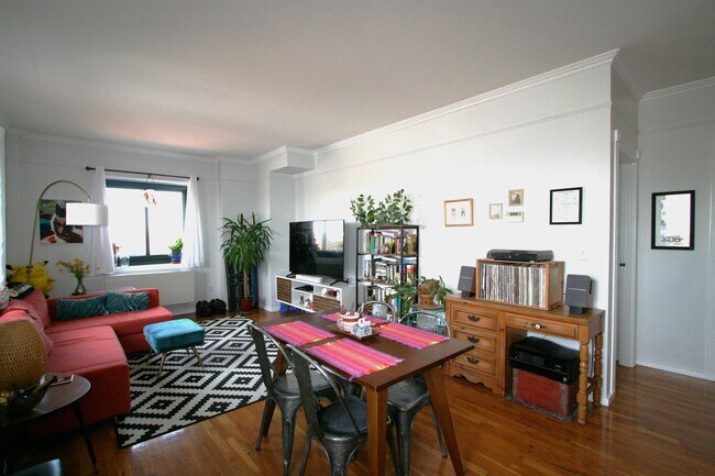 205 10th St in Jersey City, NJ - Building Photo - Building Photo