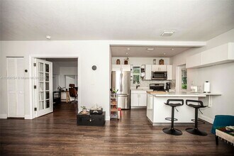 1050 NW 46th St in Miami, FL - Building Photo - Building Photo