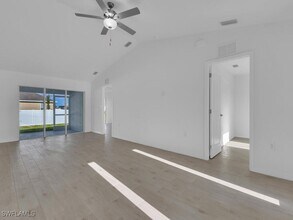 2520 NE 1st Pl in Cape Coral, FL - Foto de edificio - Building Photo