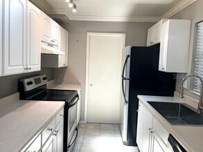 3976 Omega Ln in Sarasota, FL - Building Photo - Building Photo