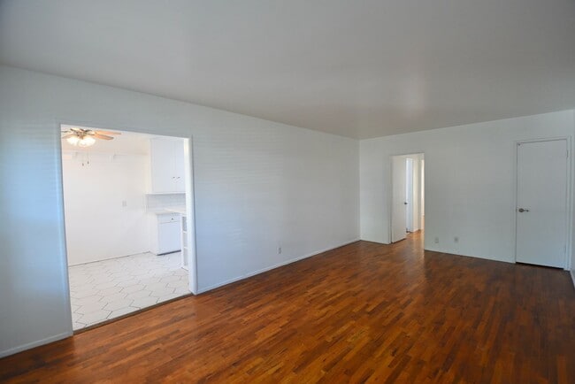 5220 Radford Ave in Los Angeles, CA - Foto de edificio - Building Photo