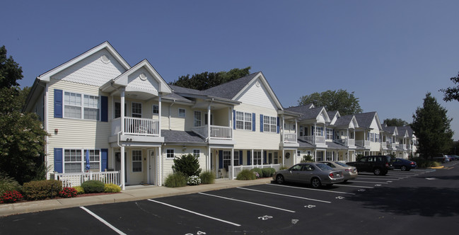 Fairfield Knolls at Farmingdale Village in Farmingdale, NY - Building Photo - Building Photo