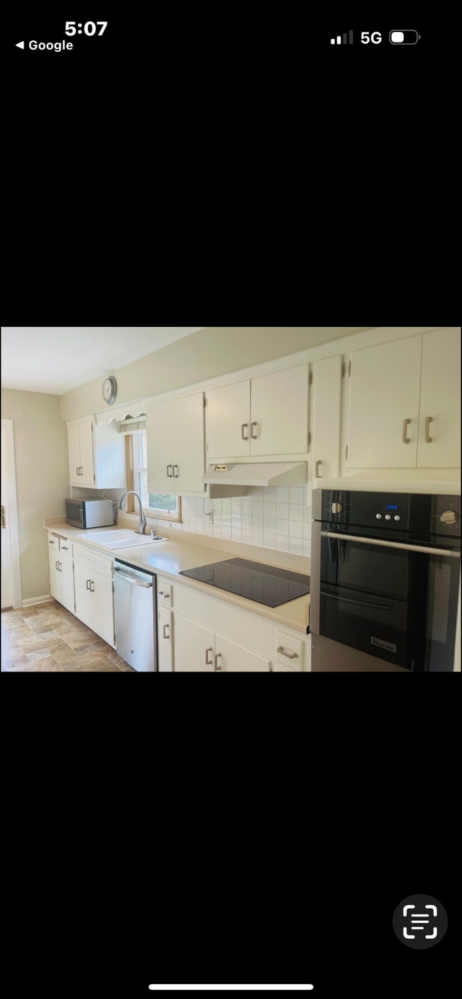 5550 N Navajo Ave in Glendale, WI - Building Photo - Building Photo