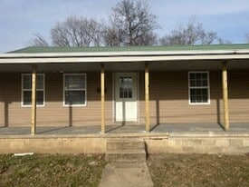 317 W Ash St in Stilwell, OK - Building Photo