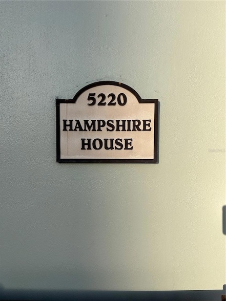 5220 Brittany Dr S in St. Petersburg, FL - Foto de edificio - Building Photo