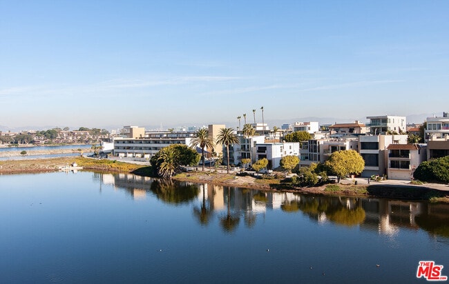 6400 Pacific Ave in Playa Del Rey, CA - Foto de edificio - Building Photo