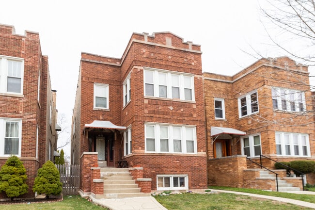 property at 4820 W Roscoe St