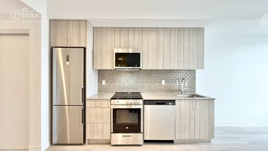 1005 Dundas St E in Oakville, ON - Building Photo - Building Photo