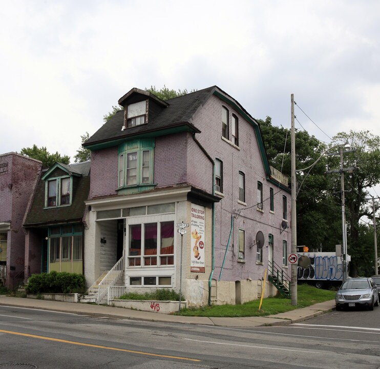 1431 Bloor St W in Toronto, ON - Building Photo
